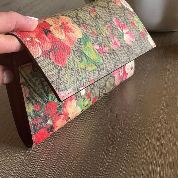 Gucci Blooms Print Continental Wallet - Picture 2 of 11